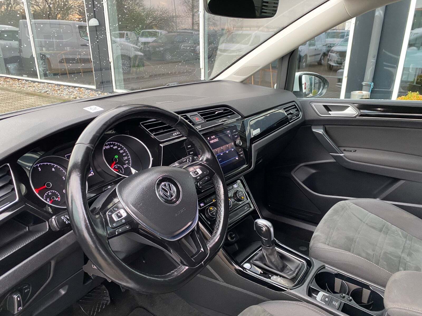 Hvid VW Touran fra 2020