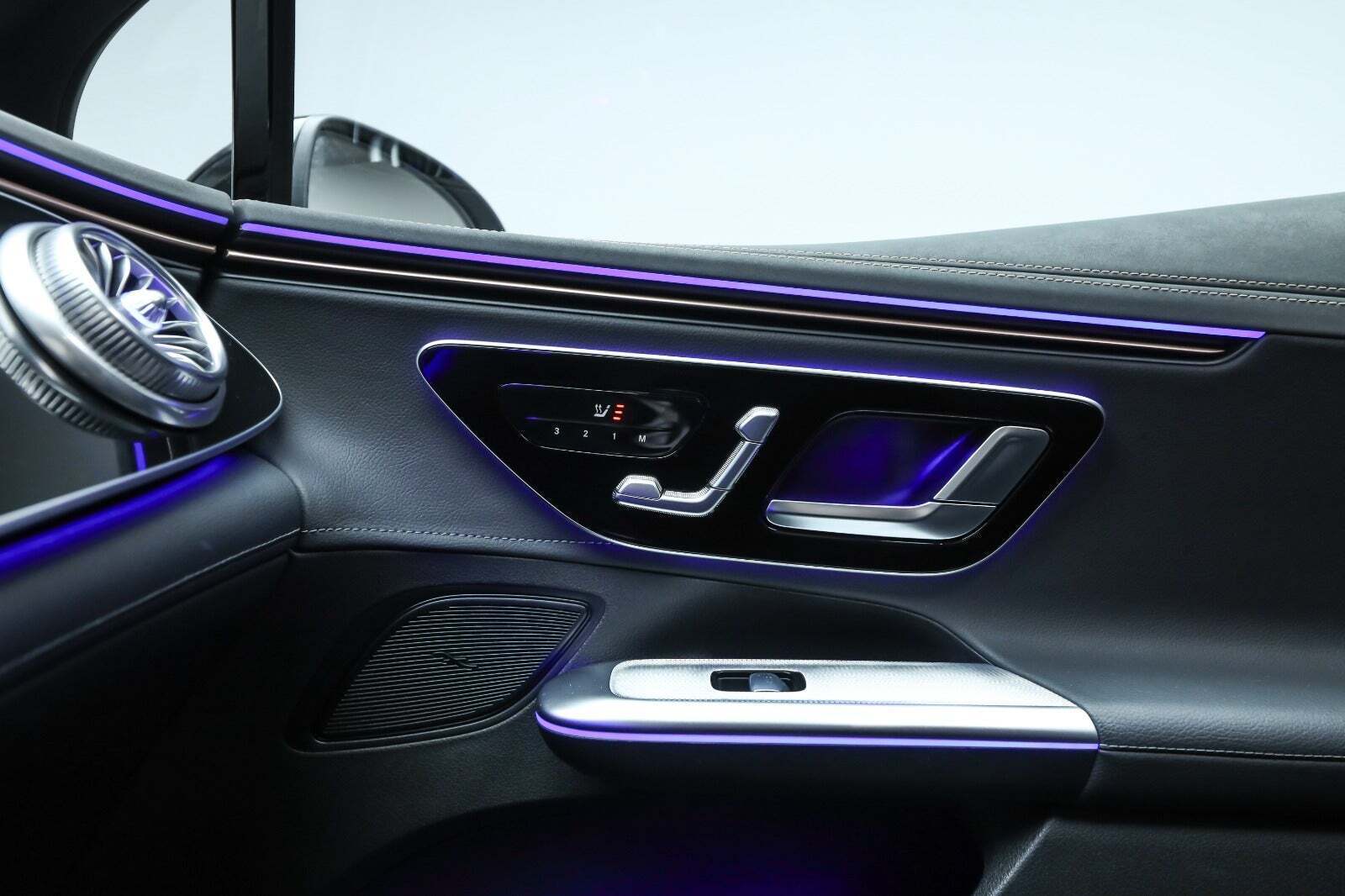 Sølv Mercedes EQE300 fra 2023