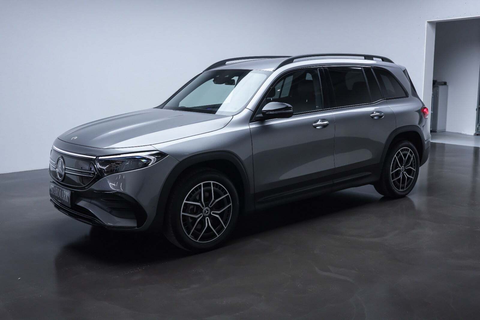 Grå Mercedes EQB300 fra 2023