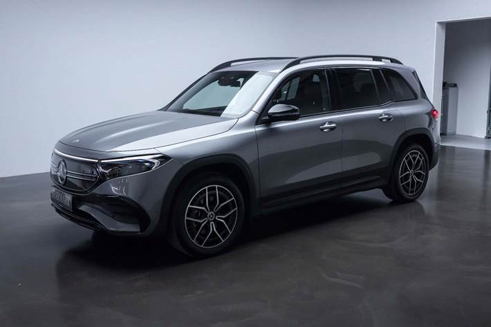 Grå Mercedes EQB300 fra 2023 set udefra