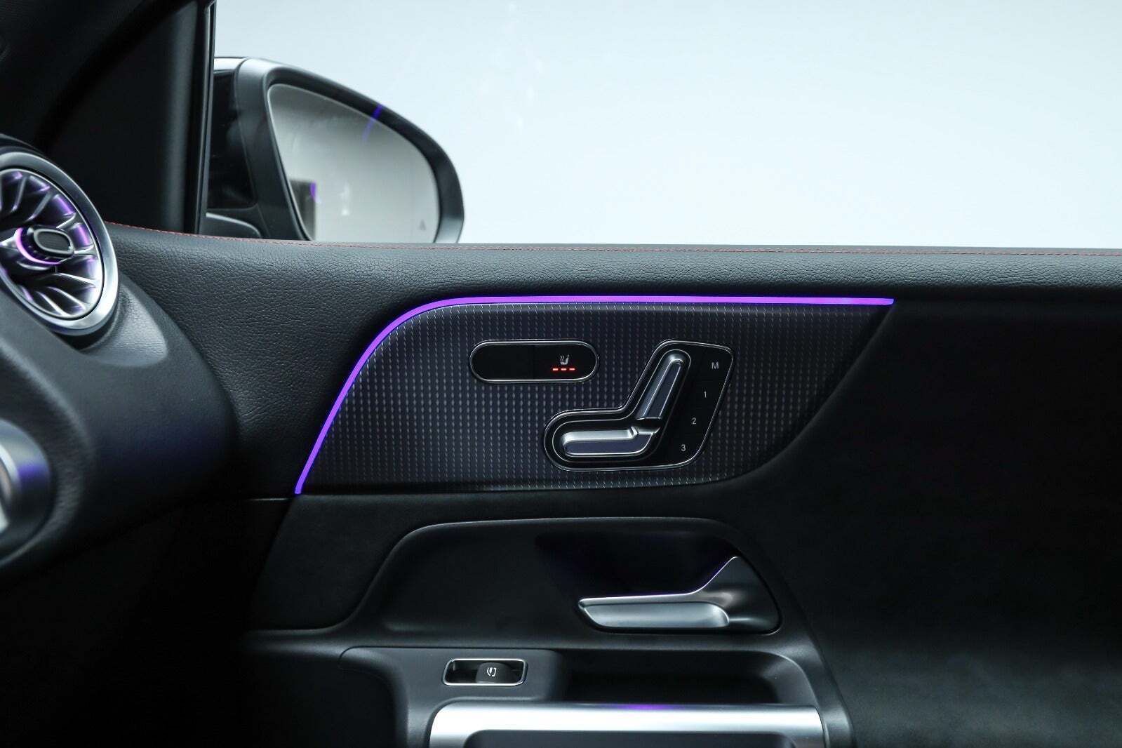 Grå Mercedes EQB300 fra 2023