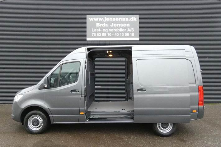 Grå Mercedes Sprinter 317 fra 2025
