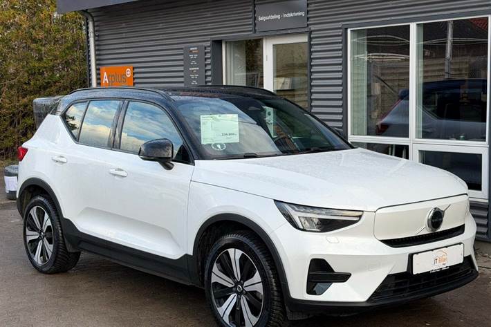 Hvid Volvo XC40 fra 2023 set udefra