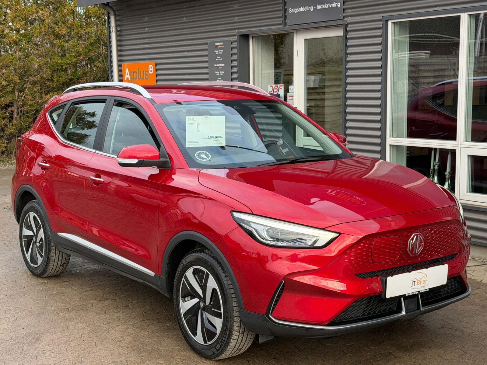 Rød MG ZS fra 2022 set udefra