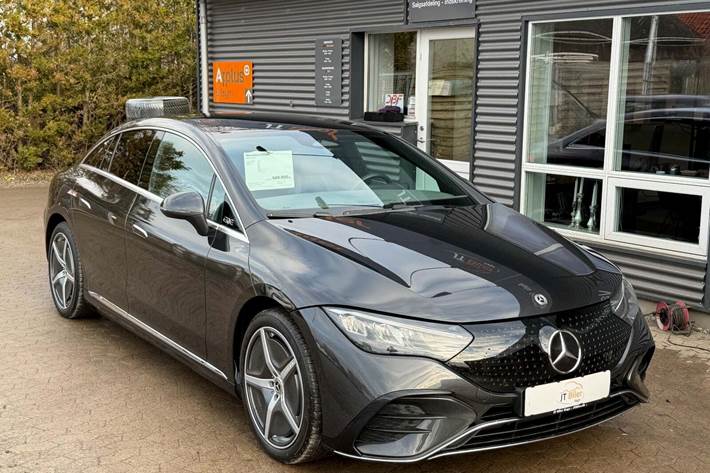 Grå Mercedes EQE350+ fra 2024 set udefra