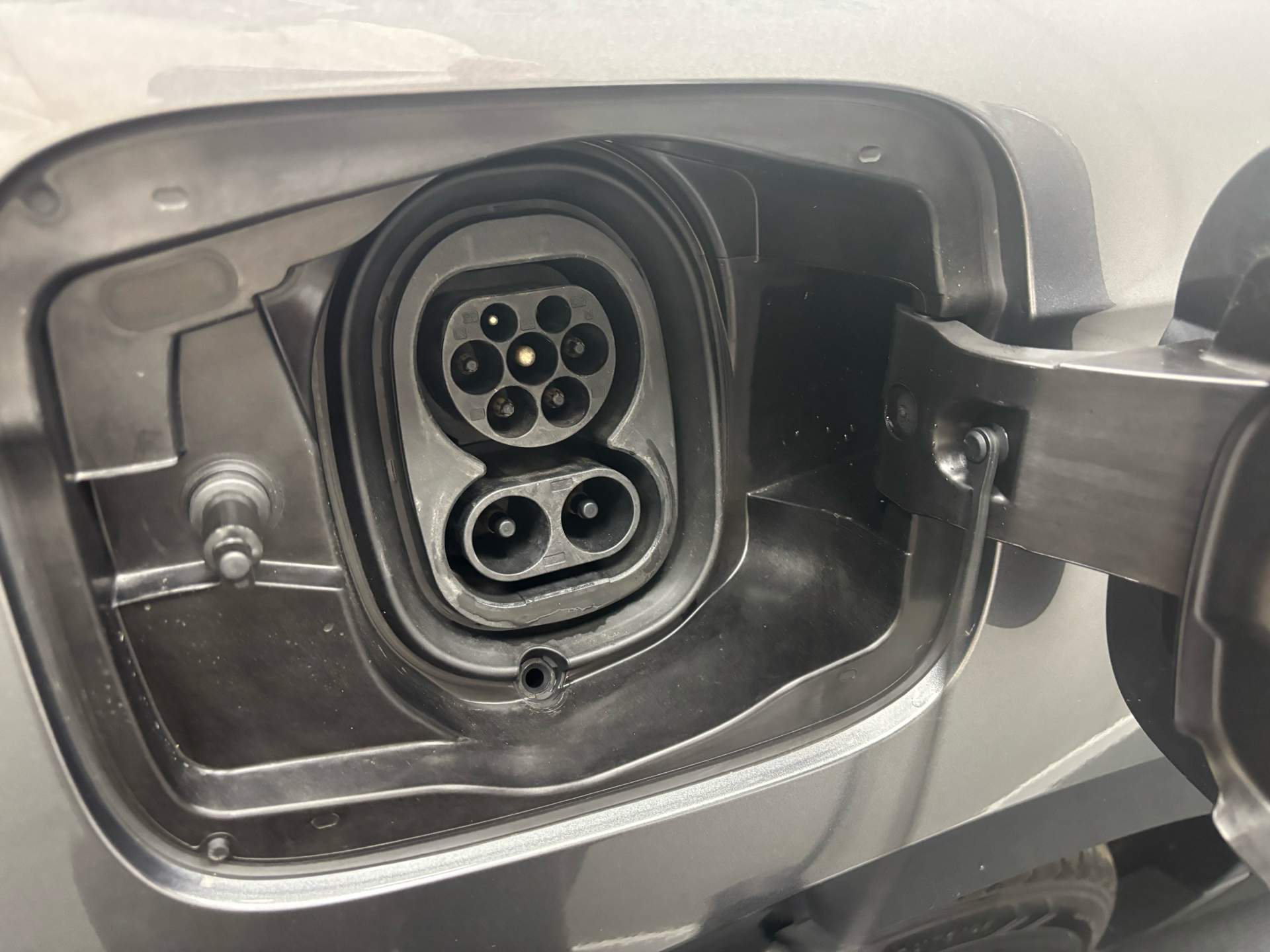 Grå Skoda Enyaq fra 2023