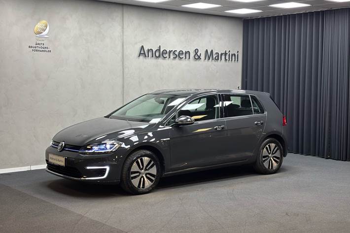 Grå VW Golf fra 2021 set udefra