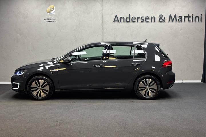 Grå VW Golf fra 2021 set udefra