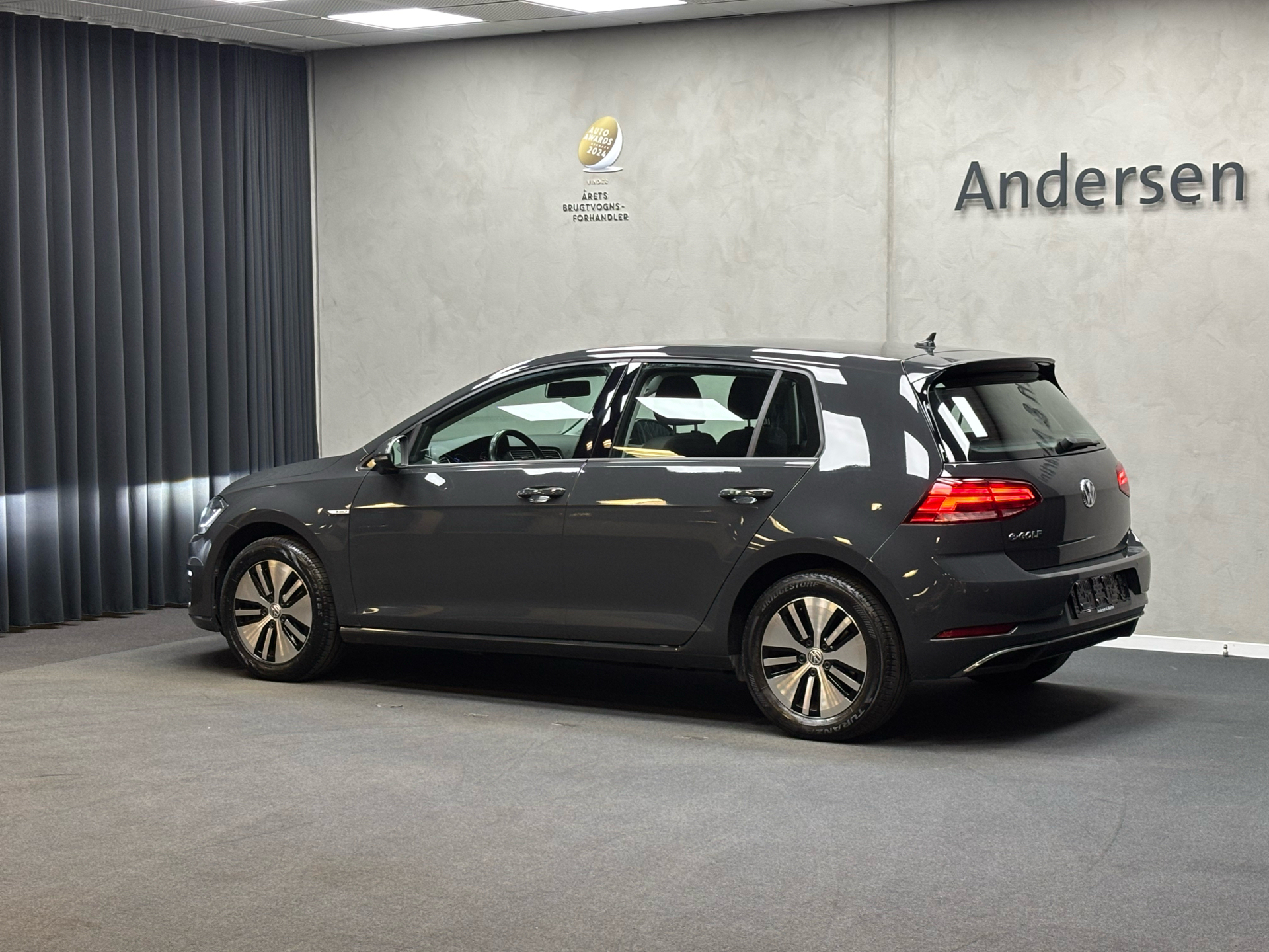 Grå VW Golf fra 2021 set udefra