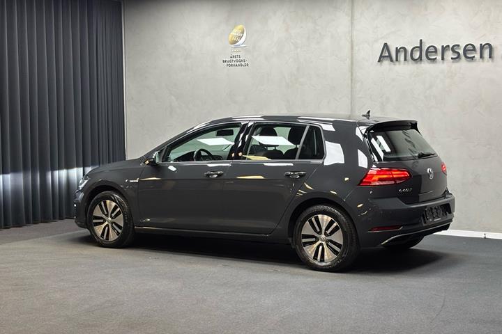 Grå VW Golf fra 2021 set udefra
