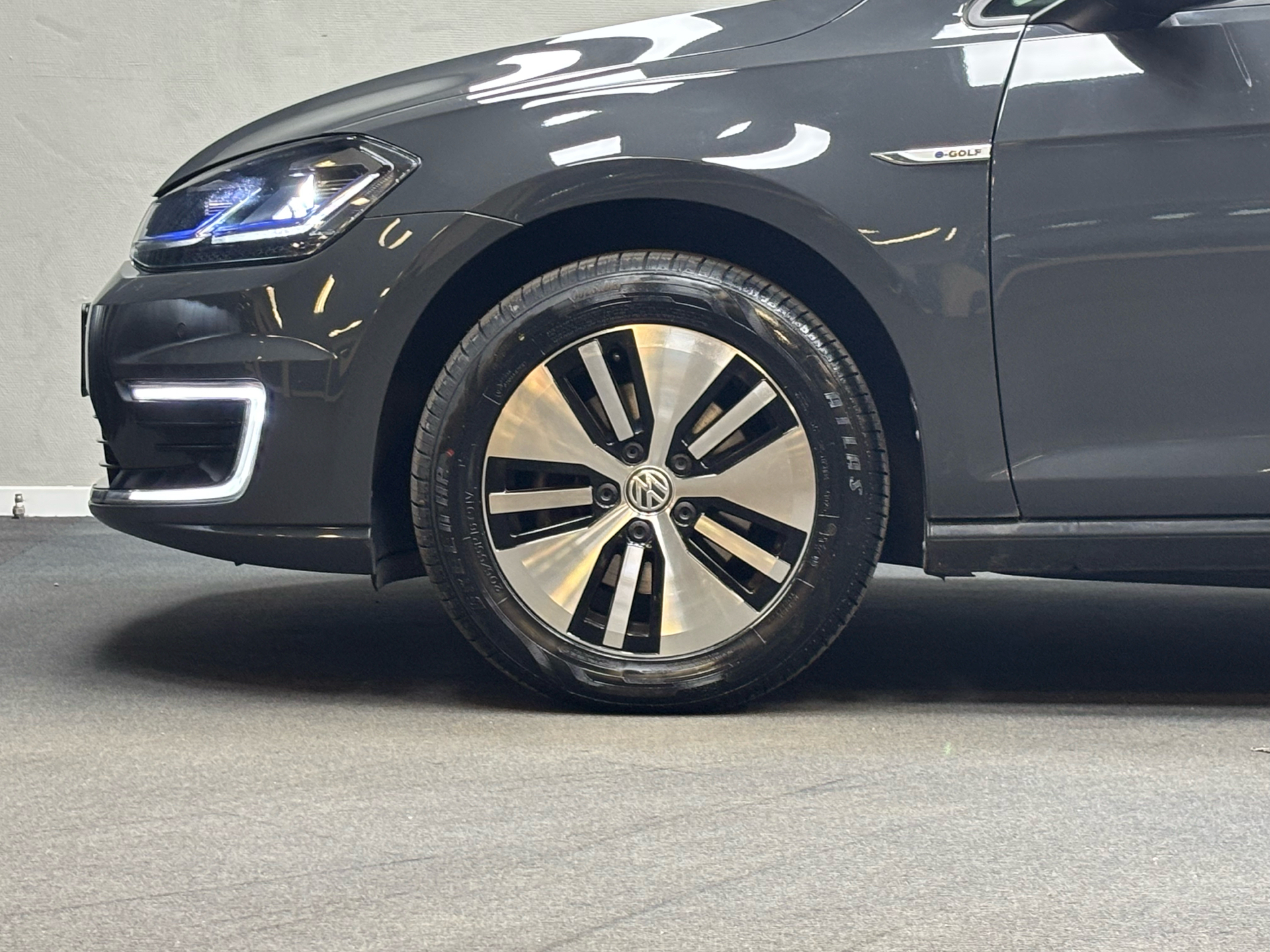 Grå VW Golf fra 2021 set udefra