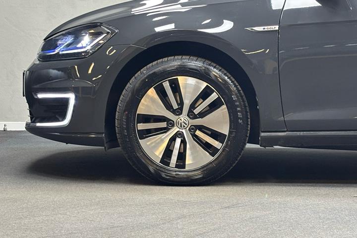 Grå VW Golf fra 2021 set udefra