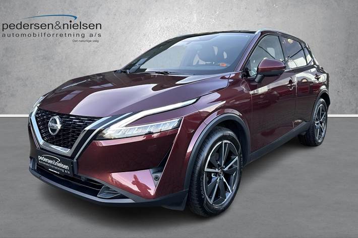 Rød Nissan Qashqai fra 2022 set udefra