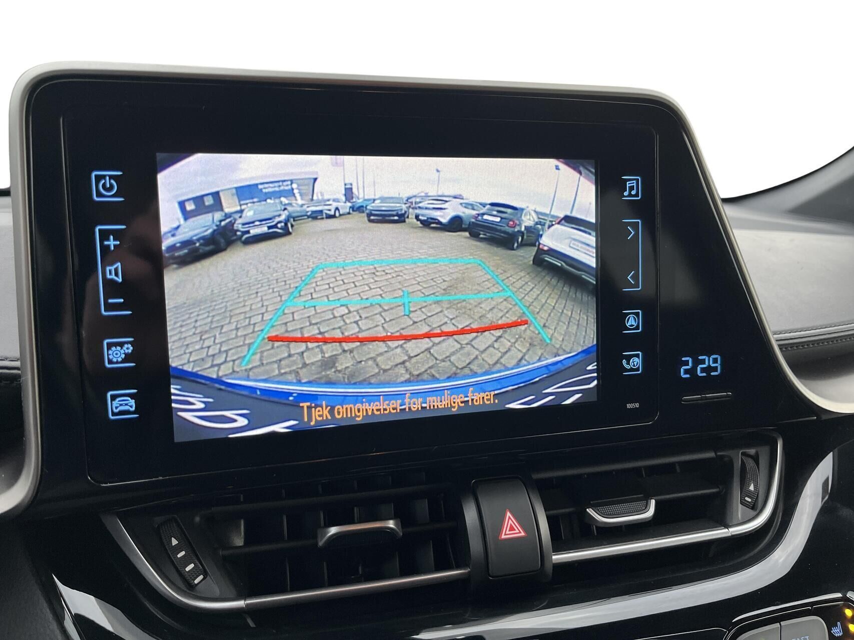 Blå Toyota C-HR fra 2018