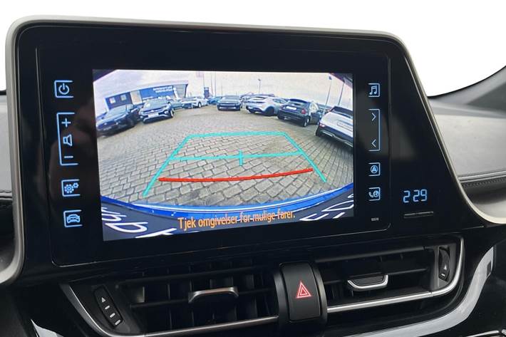 Blå Toyota C-HR fra 2018