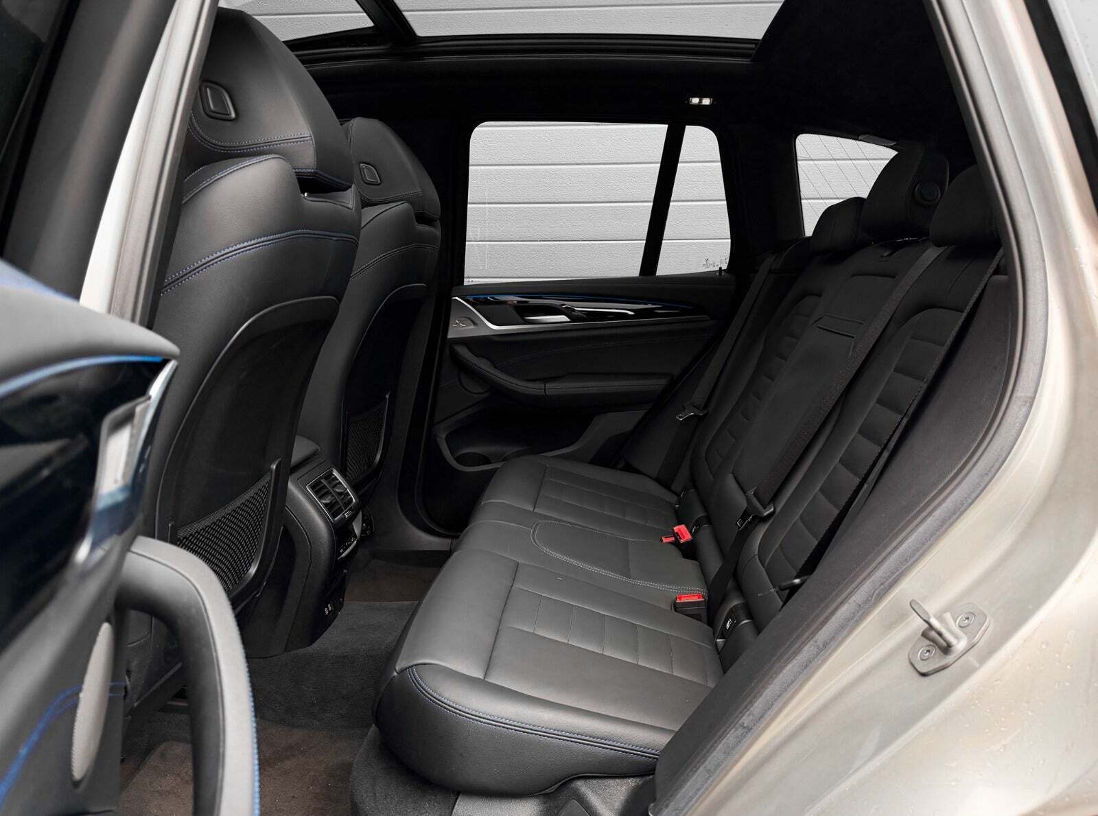 Orange BMW iX3 fra 2023