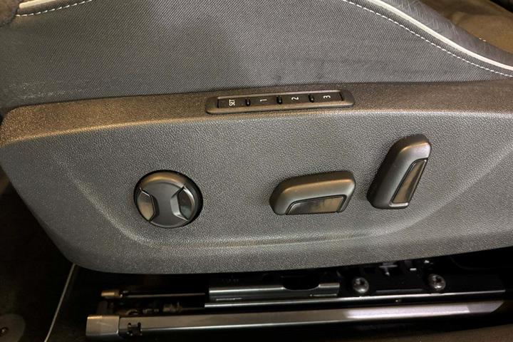 Blå Skoda Enyaq fra 2022