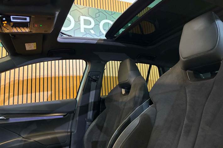 Blå Skoda Enyaq fra 2022