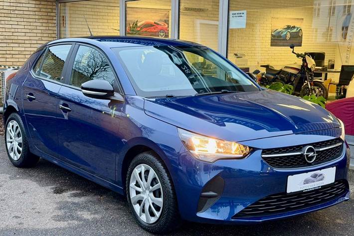 Blå Opel Corsa-e fra 2022 set udefra