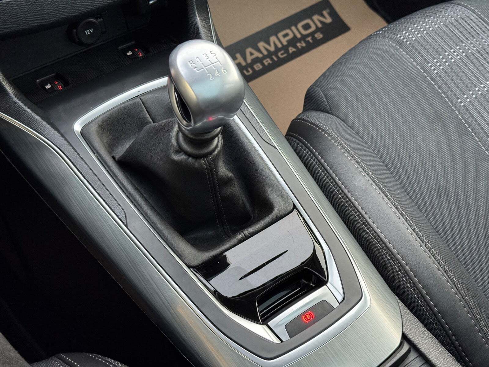 Grå Peugeot 308 fra 2018