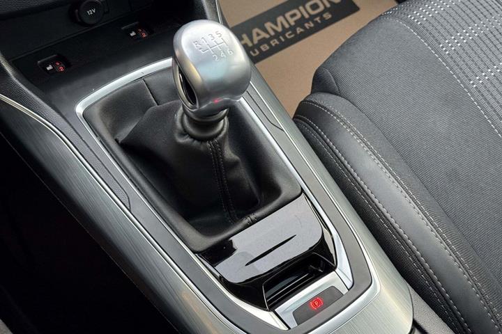 Grå Peugeot 308 fra 2018