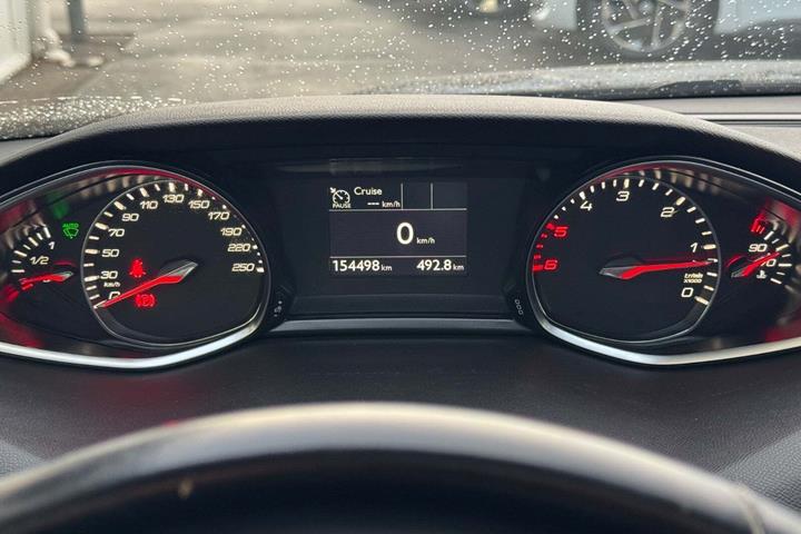 Grå Peugeot 308 fra 2018