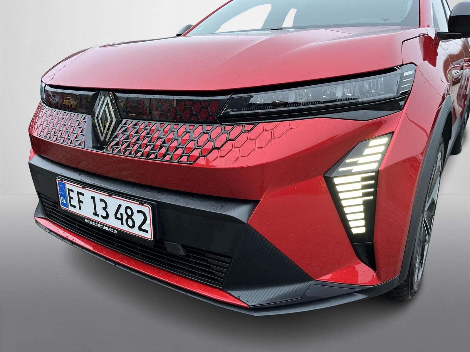 Rød Renault Scenic E-Tech fra 2025