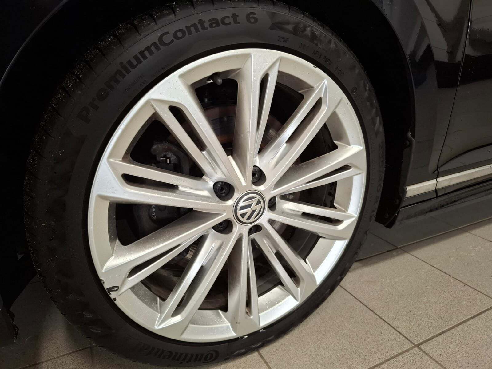 Sort VW Passat fra 2015