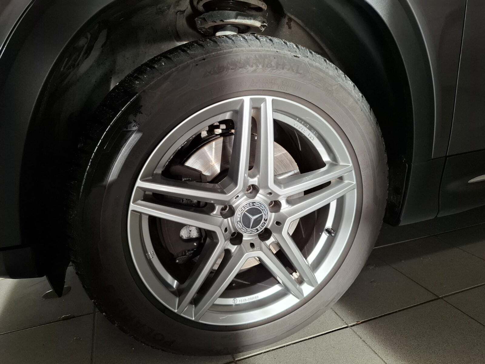 Grå Mercedes GLB200 d fra 2020