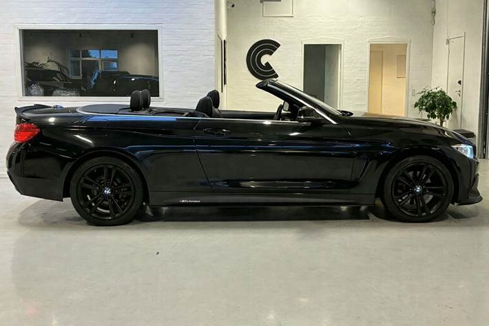 Sort BMW 430i fra 2017 set udefra