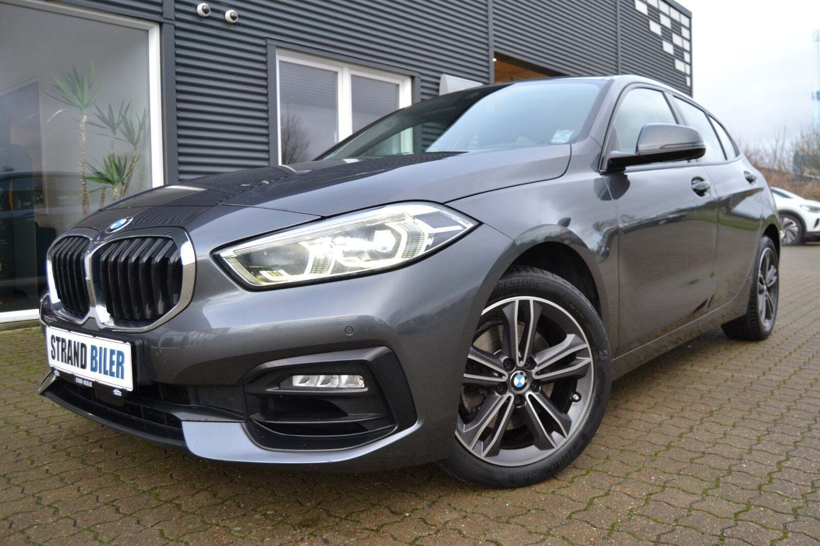Grå BMW 118i fra 2020