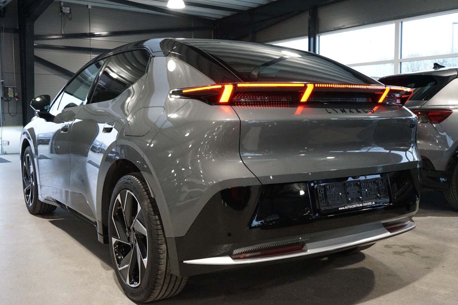 Grå Lynk & Co 02 fra 2025