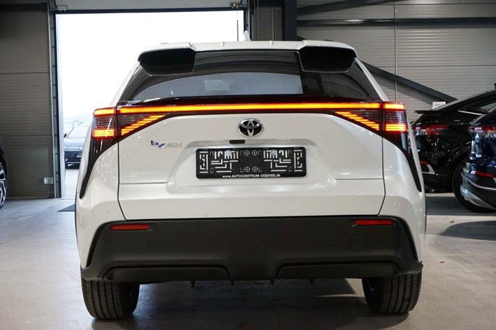 Hvid Toyota BZ4X fra 2024