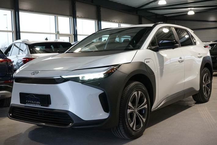 Hvid Toyota BZ4X fra 2024
