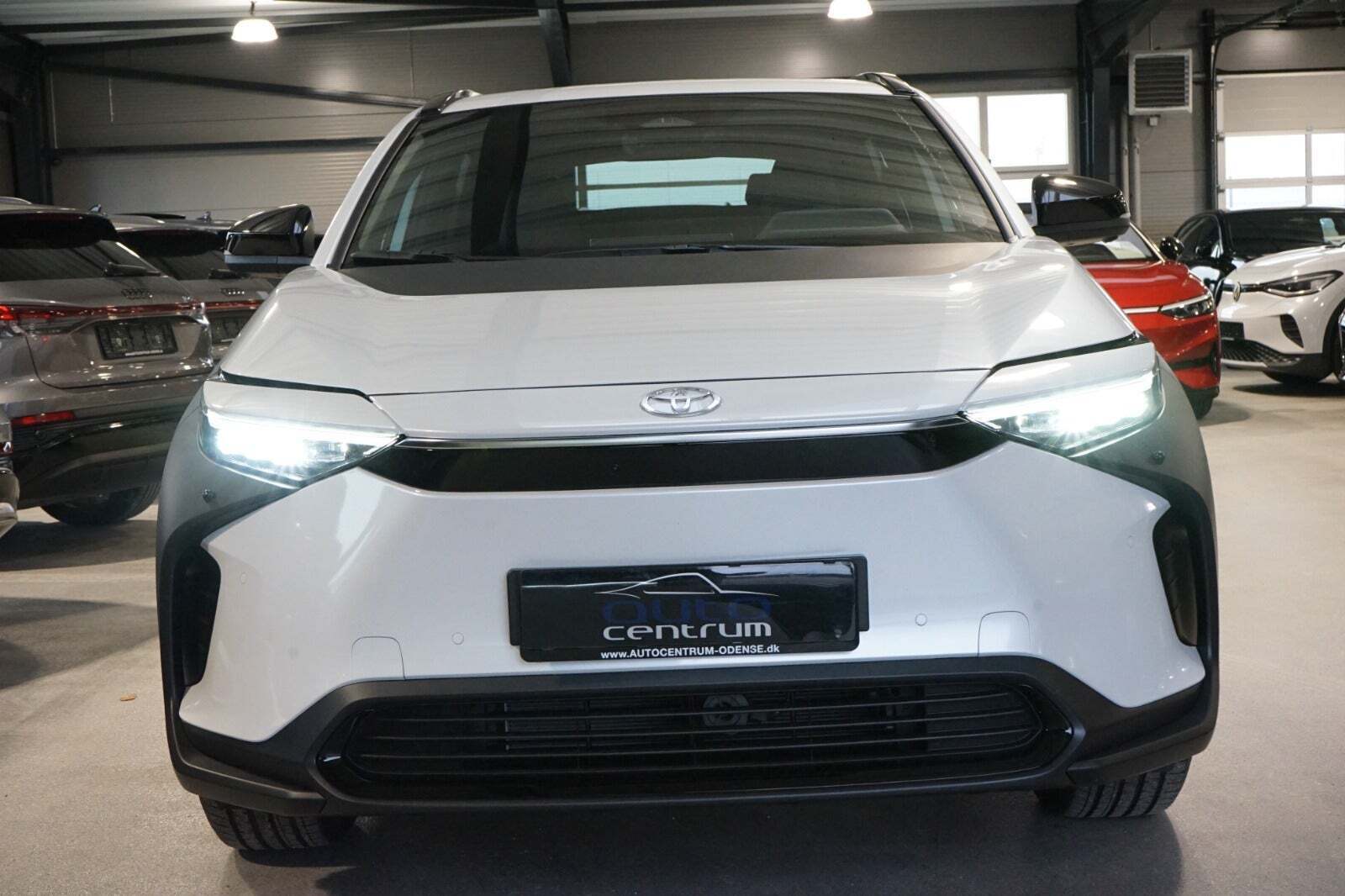 Hvid Toyota BZ4X fra 2024