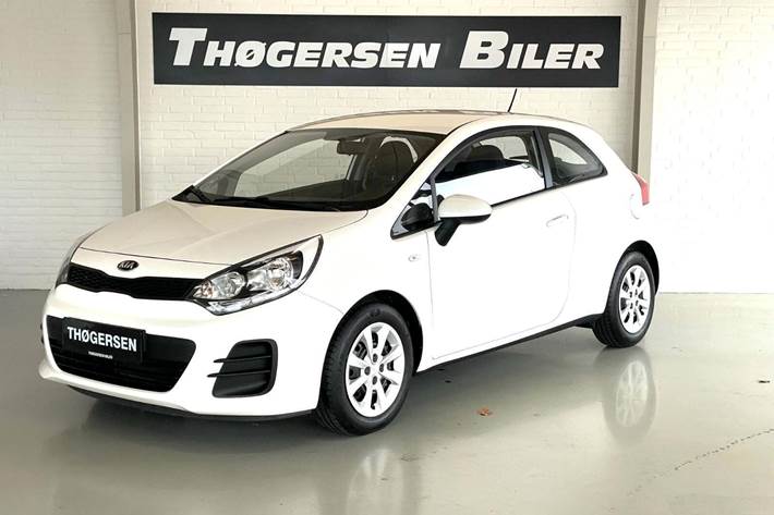 Hvid Kia Rio fra 2015 set udefra