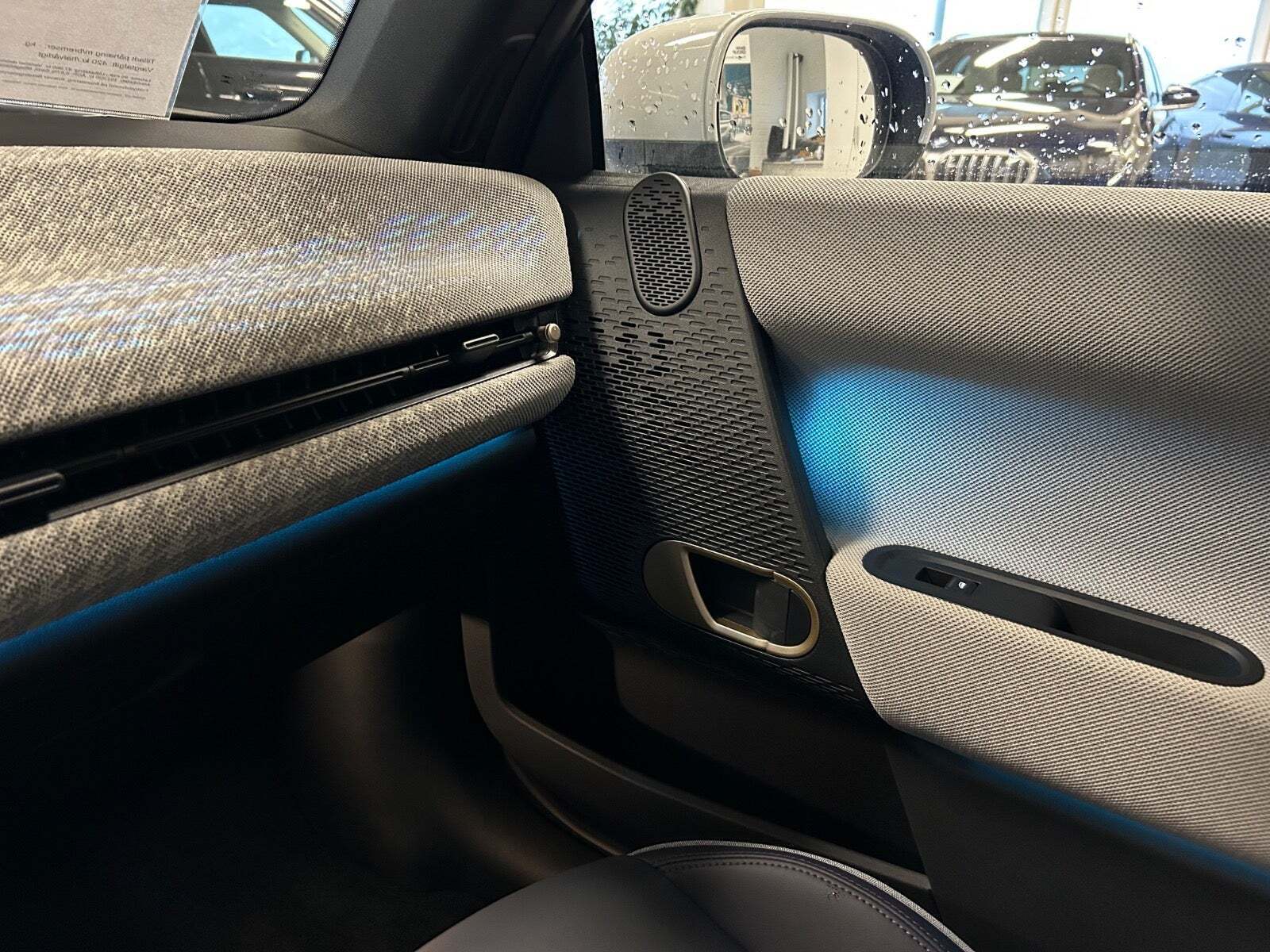 Blå Mini Cooper E fra 2024