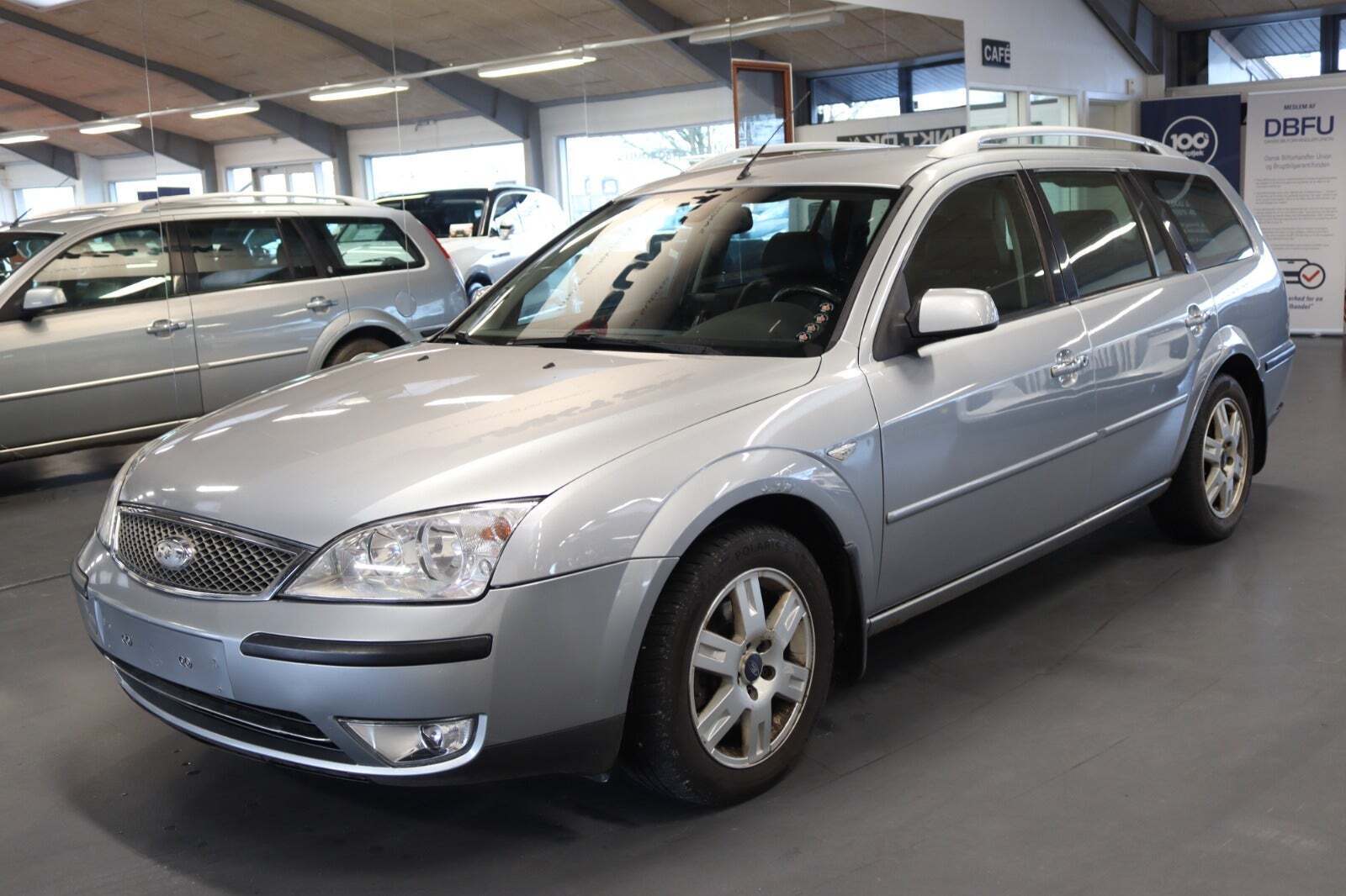 Sølv Ford Mondeo fra 2004