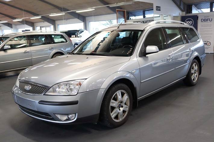 Sølv Ford Mondeo fra 2004 set udefra