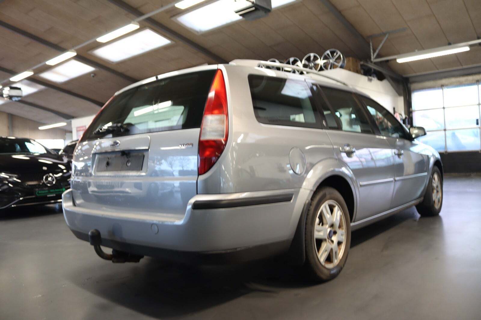 Sølv Ford Mondeo fra 2004