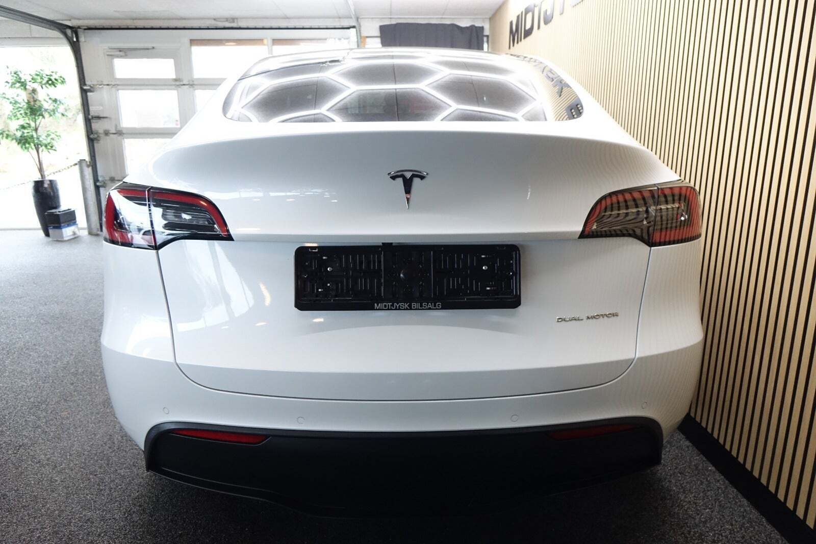 Hvid Tesla Model Y fra 2022