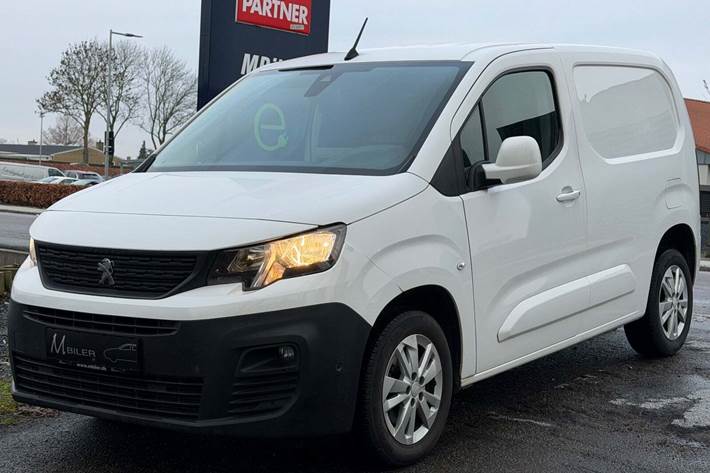 Hvid Peugeot Partner fra 2020 set udefra