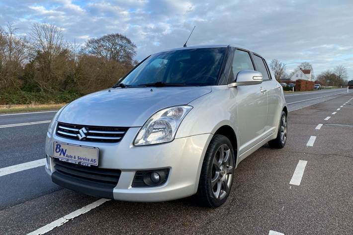 Sølv Suzuki Swift fra 2010 set udefra