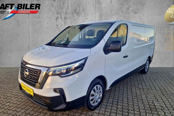 Hvid Nissan Primastar fra 2023 set udefra