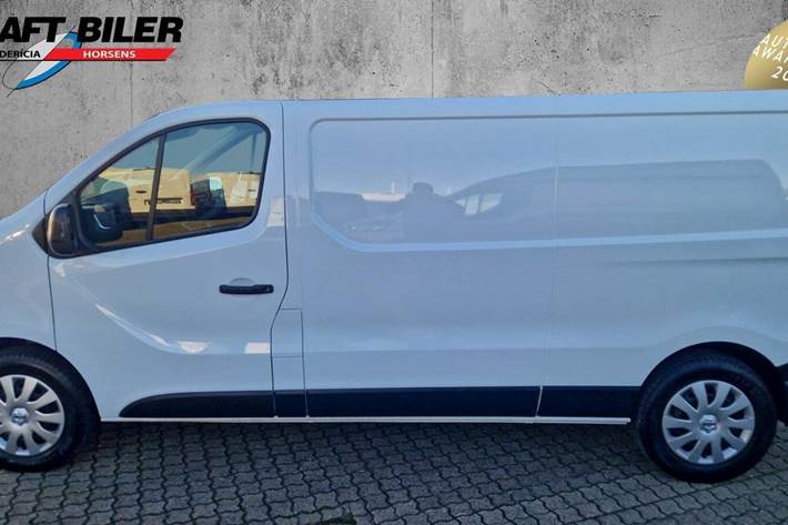 Hvid Nissan Primastar fra 2023