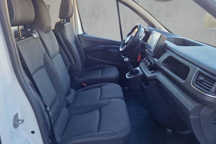 Hvid Nissan Primastar fra 2023