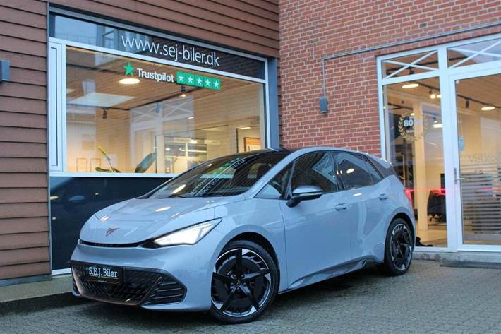 Grå Cupra Born fra 2022 set udefra