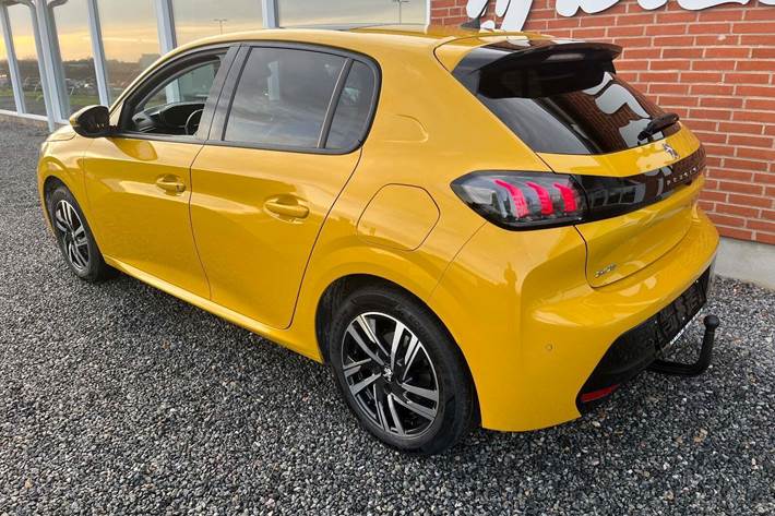 Gul Peugeot 208 fra 2020