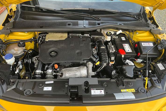 Gul Peugeot 208 fra 2020