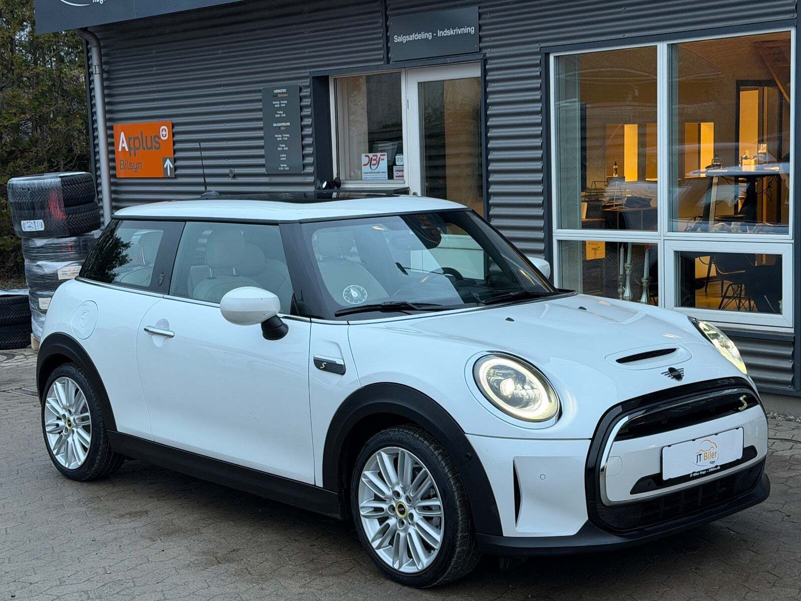 Hvid Mini Cooper SE fra 2023